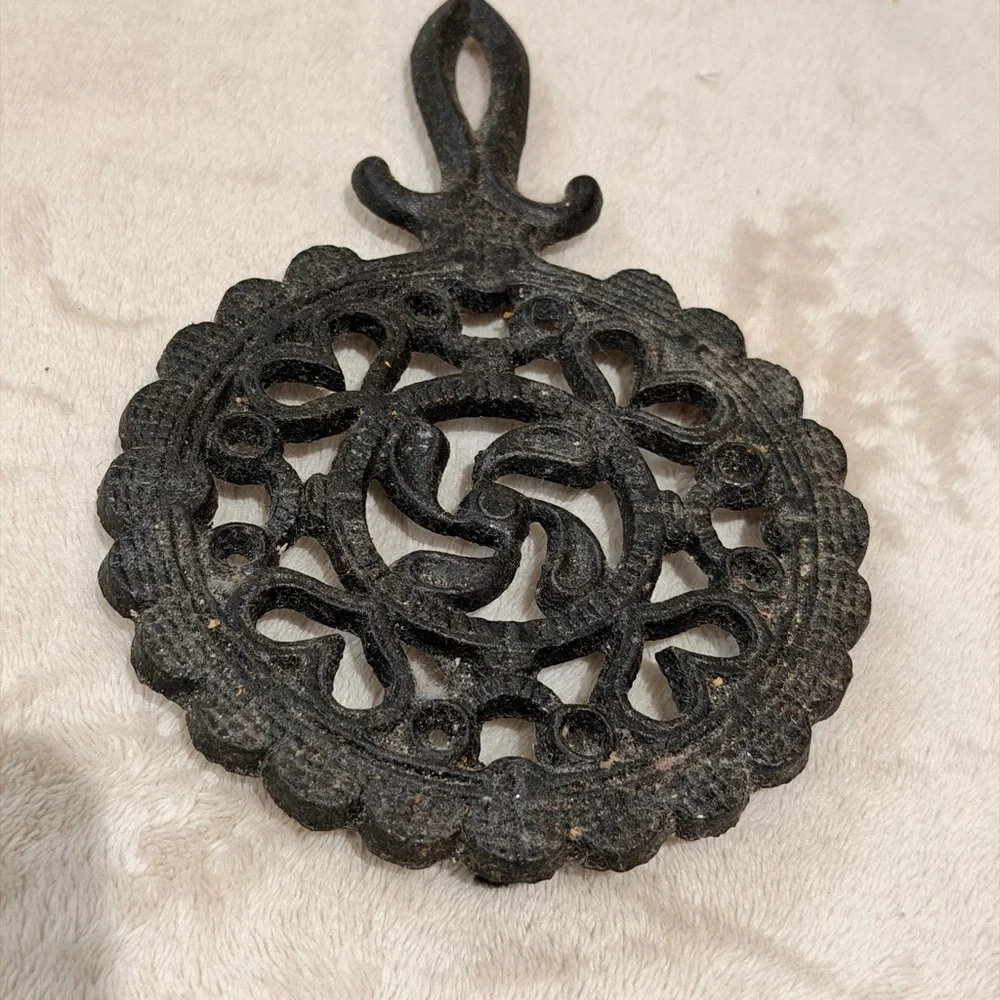 Vintage Black Cast Iron Round Circle Shape TRIVET Canada Forge farm kitchen deco